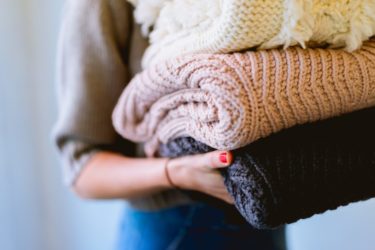 ニットやセーターのクリーニング方法まとめ！ふわふわに保つクリーニングや自宅のお手入れを紹介