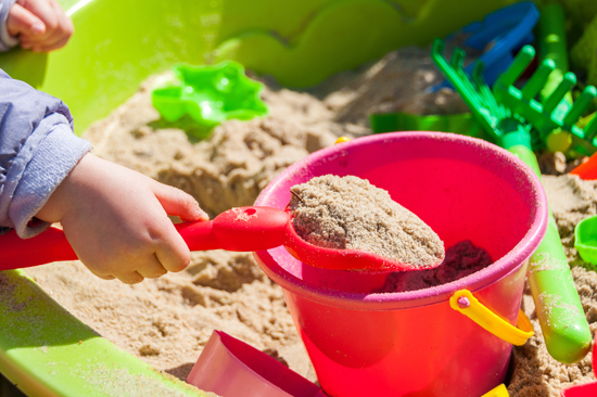 砂遊びする幼児