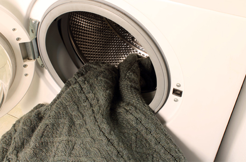 洗濯機でセーターを洗う